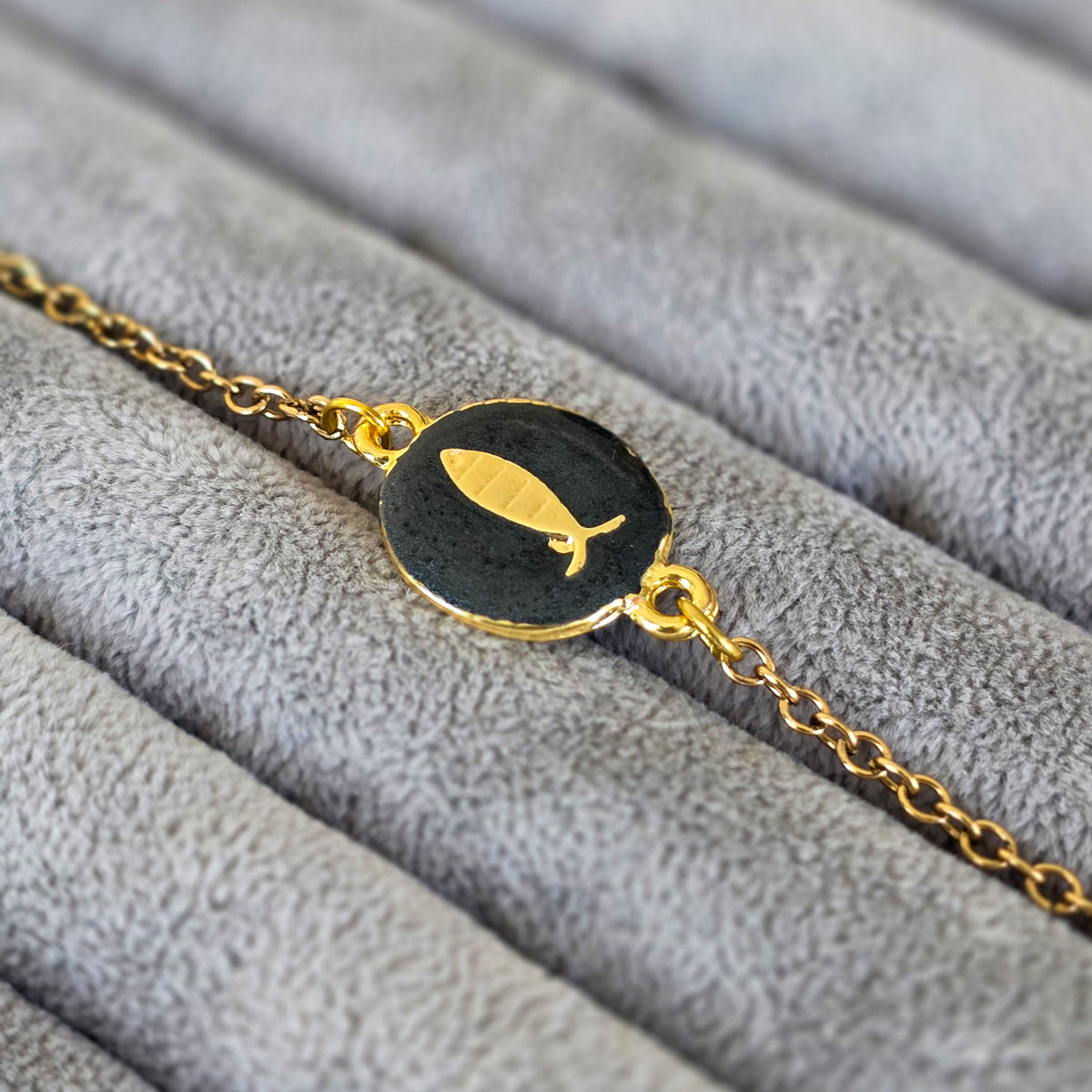 BLK-3007 Gold Zincir Siyah Mine Üzeri Balık Figürlü Bileklik