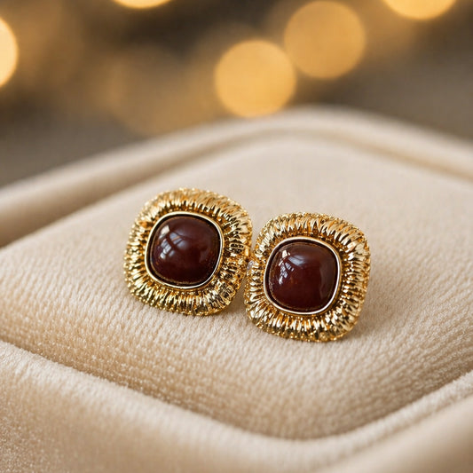 KPE-2026 Bordo Taşlı Vintage Gold Dokulu Küpe