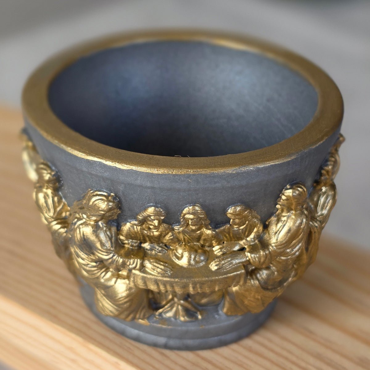 Dek - 2129 Eos Rönesans Serisi: Gri - Gold Son Akşam Yemeği Rölyefli Gold Saksı - EOS Kolektif