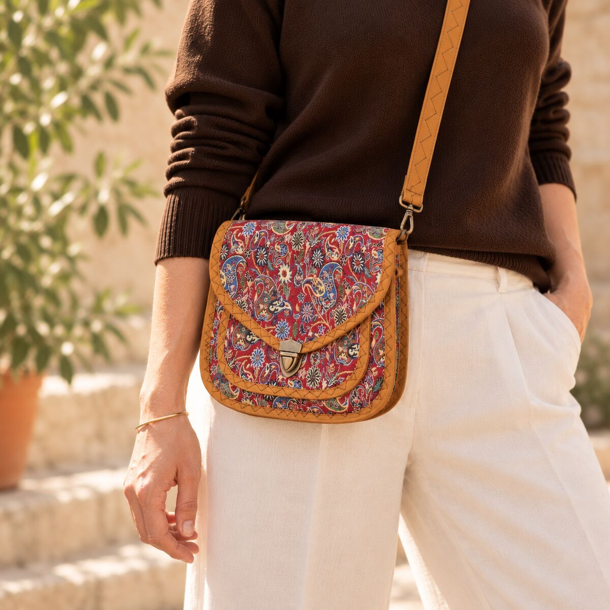 CNT-6035 Taba Kırmızı Paisley Desenli Goblen Orta Boy Postacı Çanta | Eos Kolektif