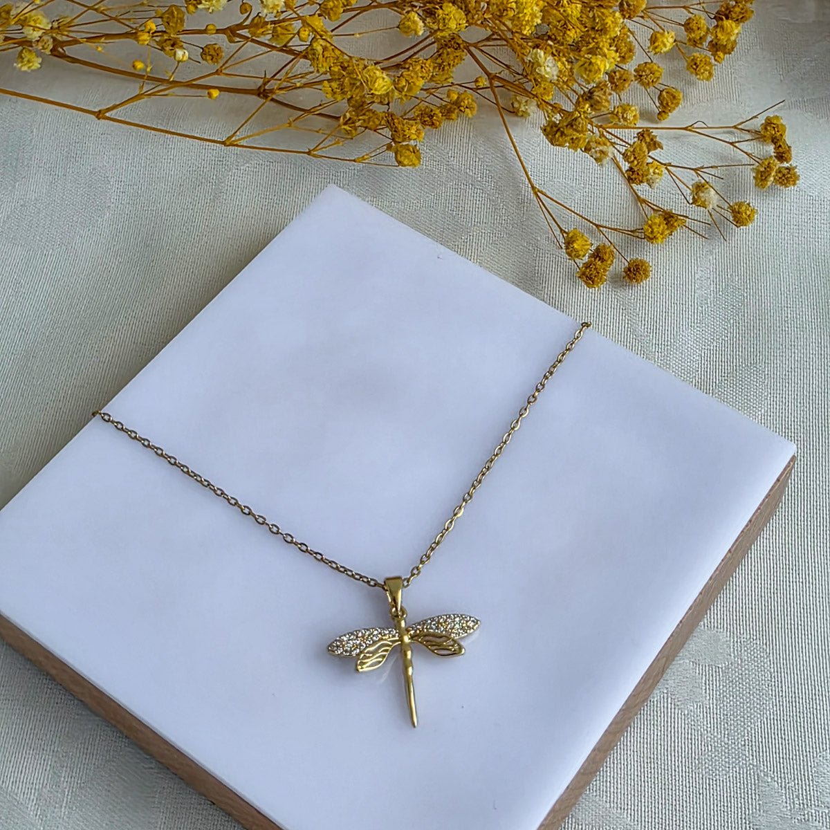 KLY-1025 Gold Yusufçuk Figürlü Çelik Kolye - EOS Kolektif