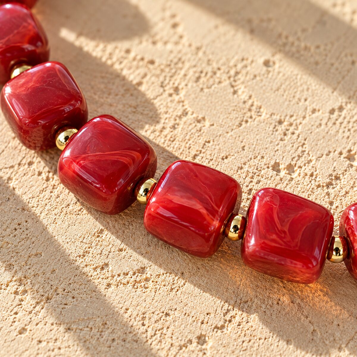 KLY-1076 Bordo Mermer Desenli İri Kare Boncuklu Chunky Kolye | Eos Kolektif - EOS Kolektif