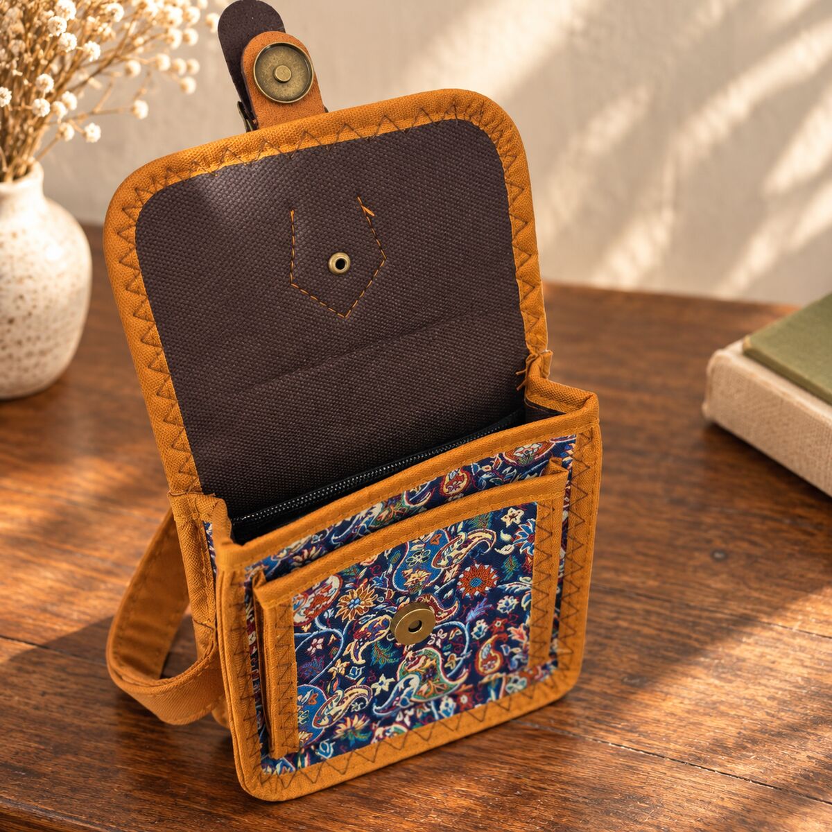 CNT-6045 Taba Lacivert Paisley Desenli Goblen Kemer Detaylı Mini Çapraz Çanta | Eos Kolektif