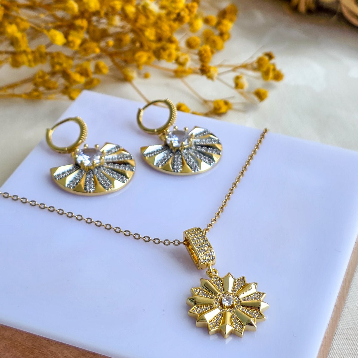ST-13 Gold Işıltılı Çiçek Çelik Kolye ve Yelpaze Küpe Seti - EOS Kolektif