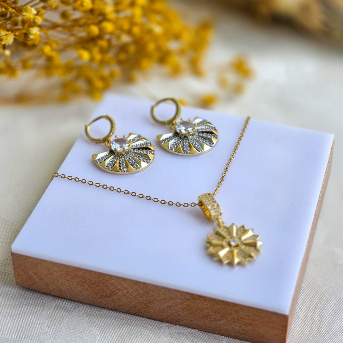 ST-13 Gold Işıltılı Çiçek Çelik Kolye ve Yelpaze Küpe Seti - EOS Kolektif